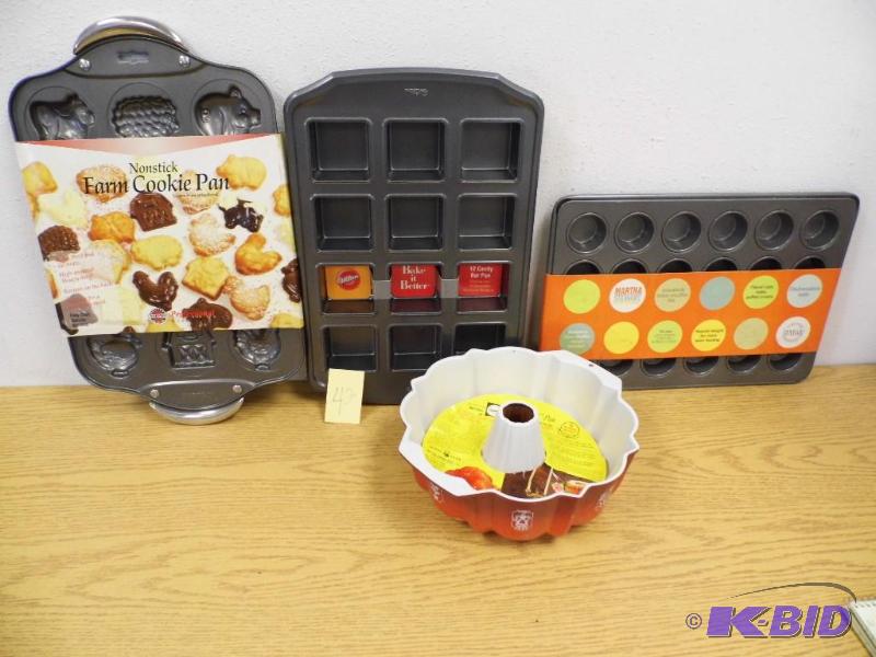 4 New Baking Pans