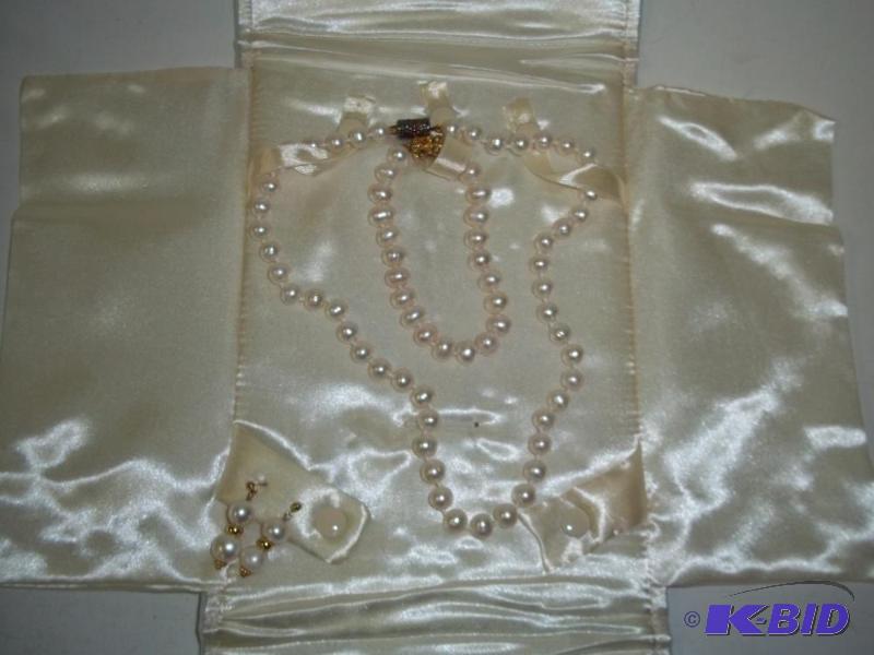 New Stauer 9.5 - 10mm Pearl set with case...