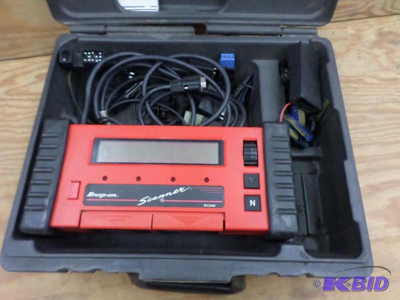 lot 8 image: Snap-On MT2500 Automotive Scanner Set...