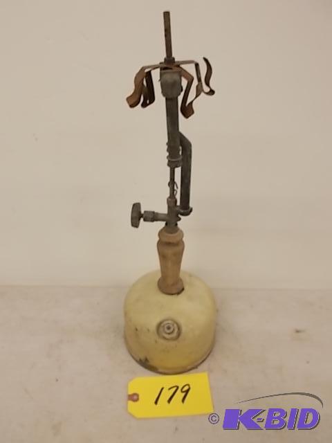 lot 179 image: Vintage Coleman Lamp & Stove Co. Gas Lant...