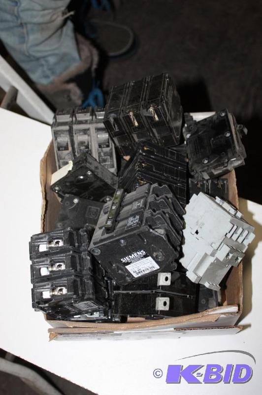 lot 123 image: Box Lot of Siemens Q360 Fuses Including Allen Bradley Fuse.