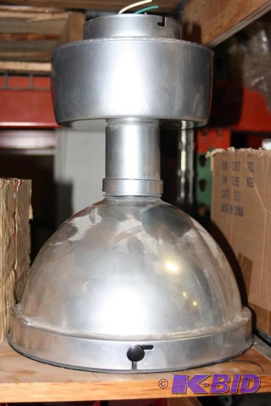 lot 144 image: 100W HID Luminaire ED Pendalite Flood Light 120 V 2.60 Amp 60 HZ.