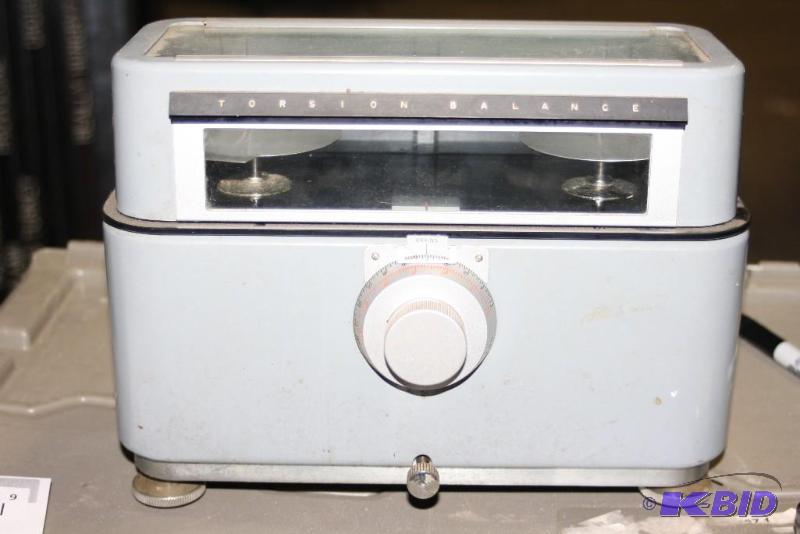 lot 9 image: Vintage Torsion Balance Scale The Torsion Balance Co. Gray Includes Lid Cover For Scales.
