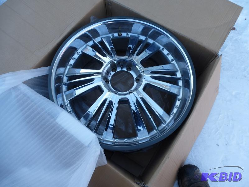 lot 8 image: Chrome Wheels 22" x 9" 6 bolt rims...