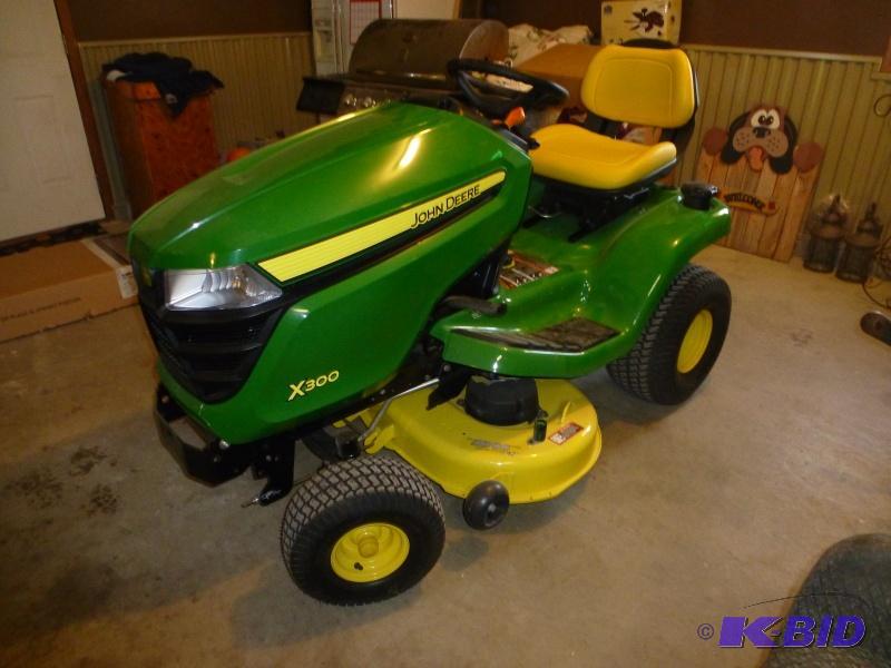 lot 9 image: 2014 John Deere X&nbsp300 Lawn Tractor Has ...