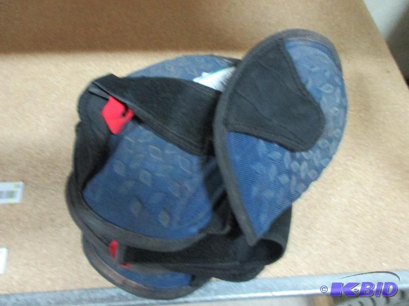lot 16 image: 2 pr of knee pads...