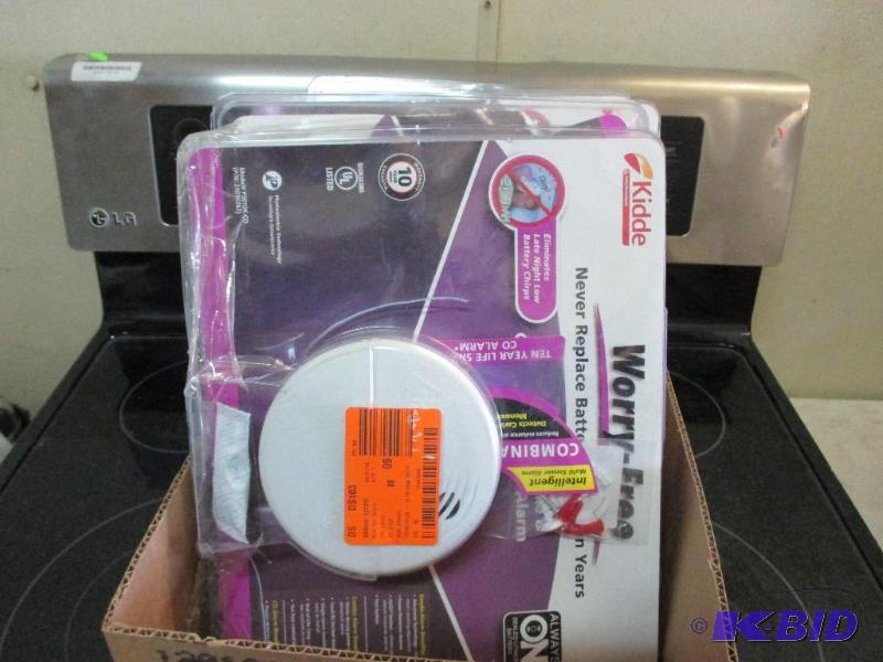 lot 88 image: 4 combo smoke and CO2 detectors...