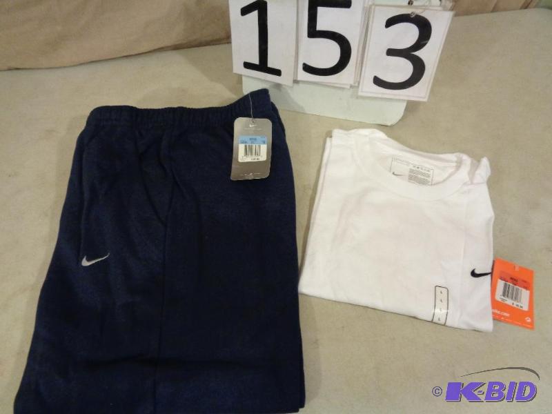 lot 153 image: NEW Mens Nike Athletic Wear. Large Nike T-Shi...