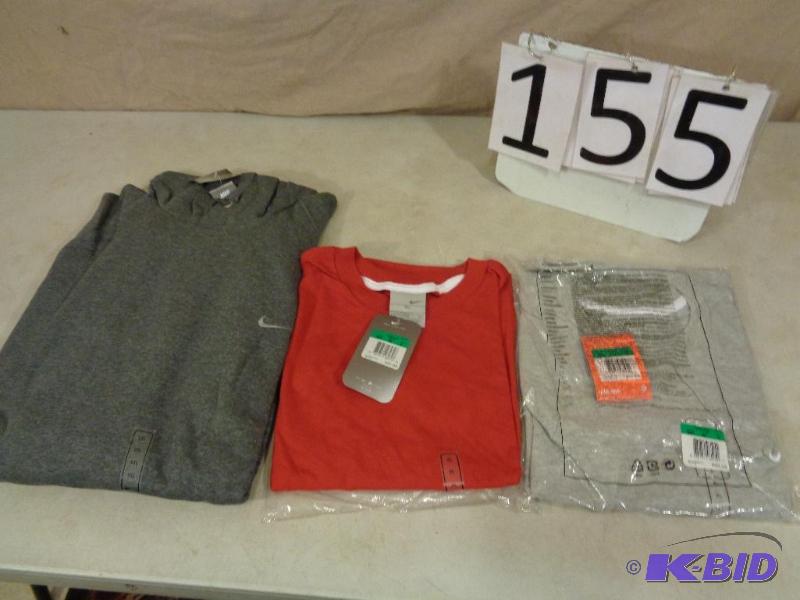 lot 155 image: NEW Mens Nike Athletic Wear. 2 XL Tshirts and...