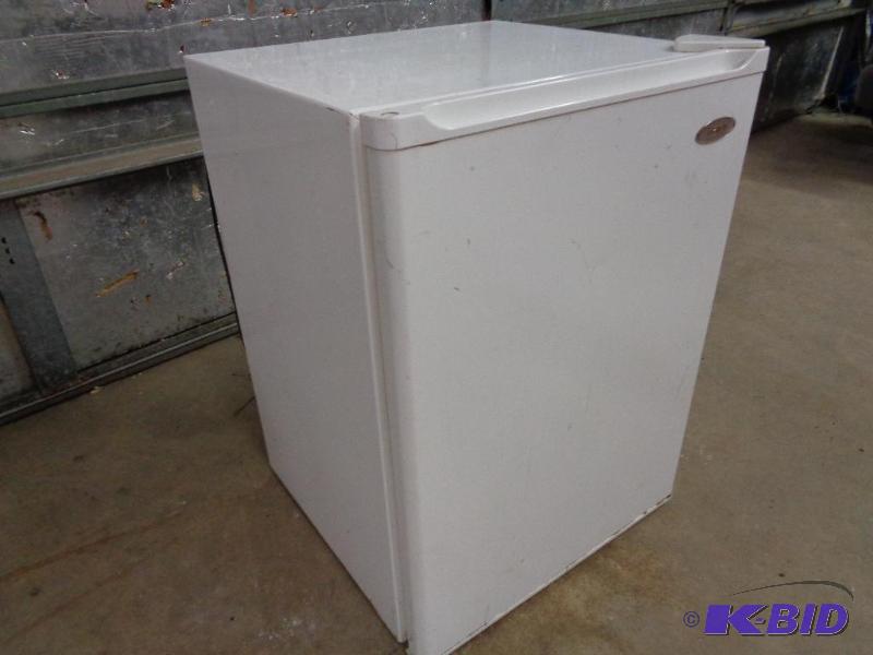 lot 1H image: Haier Dorm  Mini Fridge. Needs cleaning. Tes...