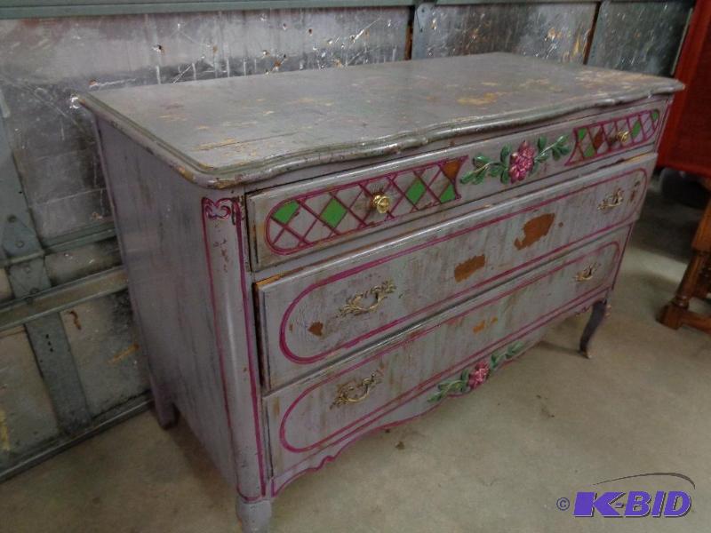 lot 225 image: 3 drawer dresser. Ready to be an awesome proj...