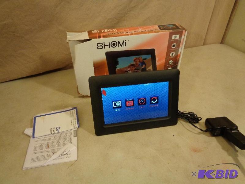 lot 28A image: New 7" Digital Picture Frame. Still has ...