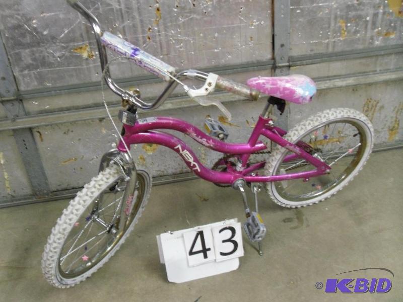 lot 43 image: Girls 20" Next Slumber Party Bike. Has f...