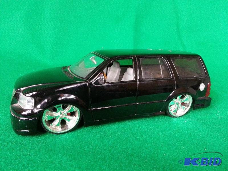 Jada DUB City 2003 Ford Expedition 1:24 Scale | Lifelong