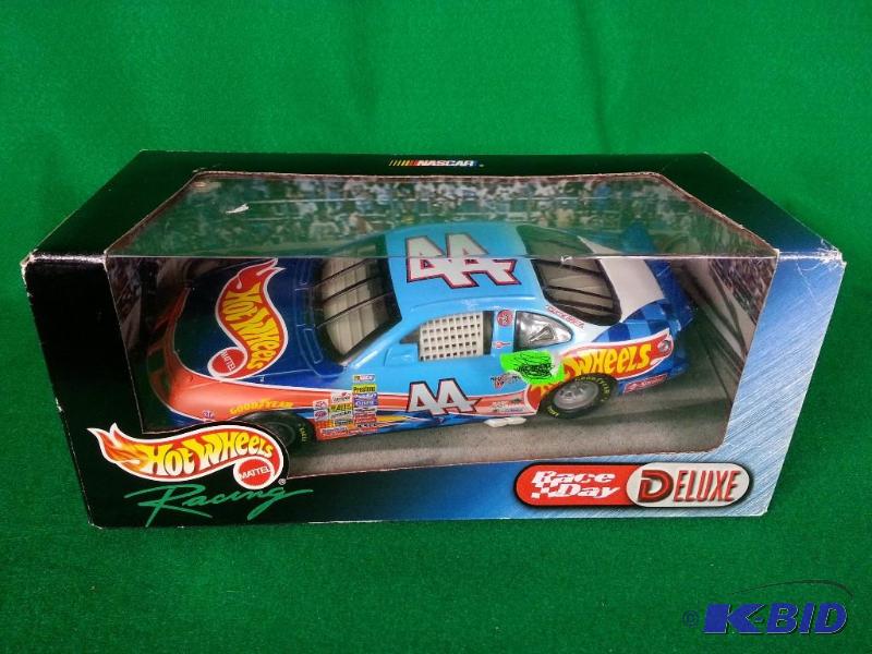 lot 110 image: Hot Wheels #44 NASCAR 124 Scale  Race Day De...