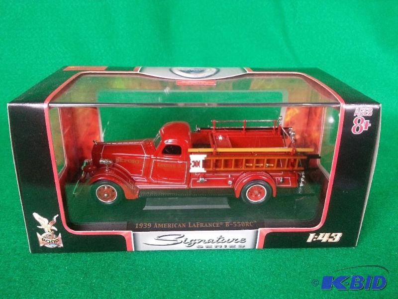 lot 125 image: Road Signatures 1939 LaFrance B-550RC Fire En...