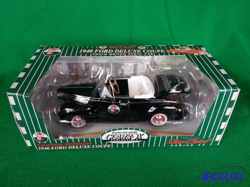 lot 163 image: Rare Gearbox Texaco Sky Chief 1940 Ford DeLux...