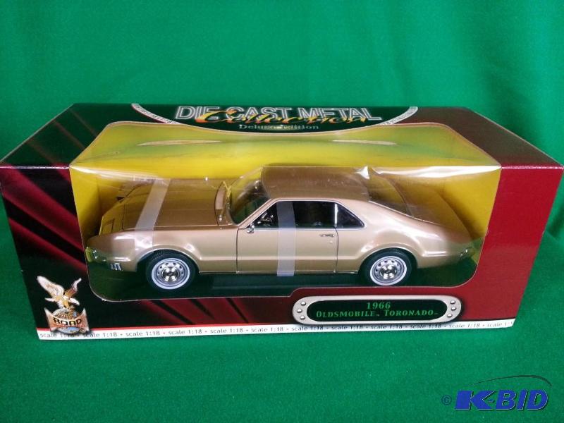 lot 18 image: Road Signature 1966 Oldsmobile Toronado 118 Scale
