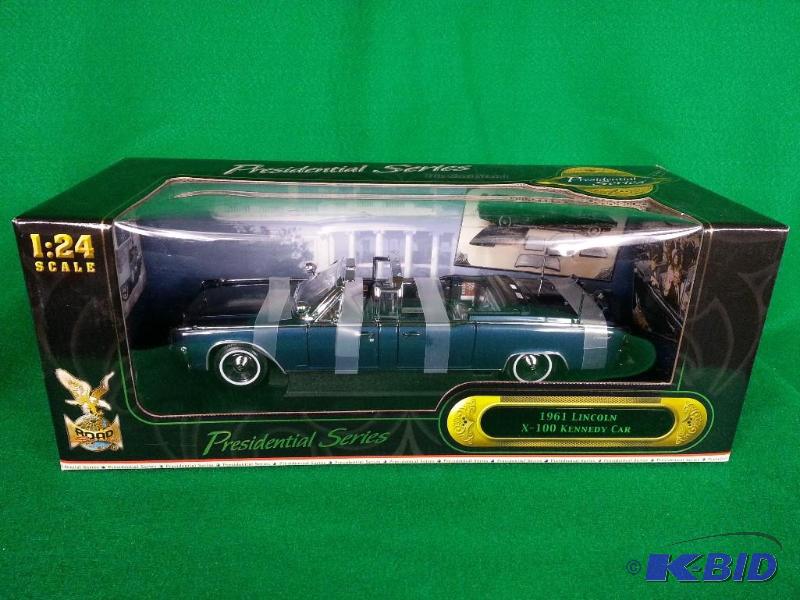 Road Signature 1961 Lincoln X-100 Kennedy Car 1:18 Scale