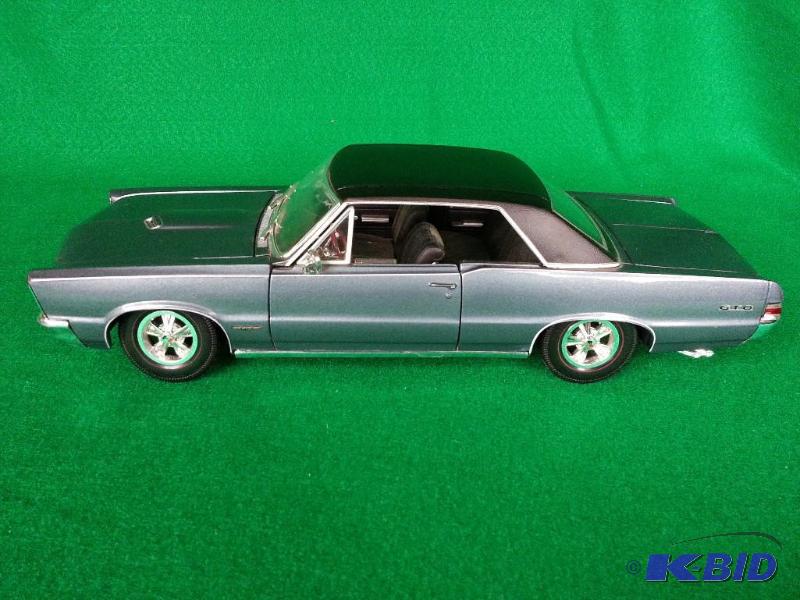 lot 43 image: Maisto 1965 Pontiac GTO 118 Scale