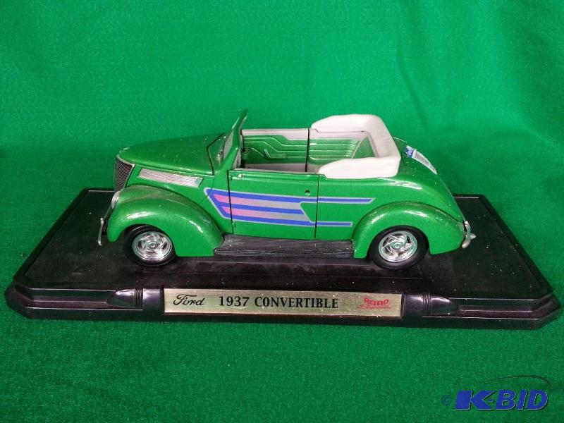 lot 45 image: Road Signature 1937 Ford Convertable 118 Scale