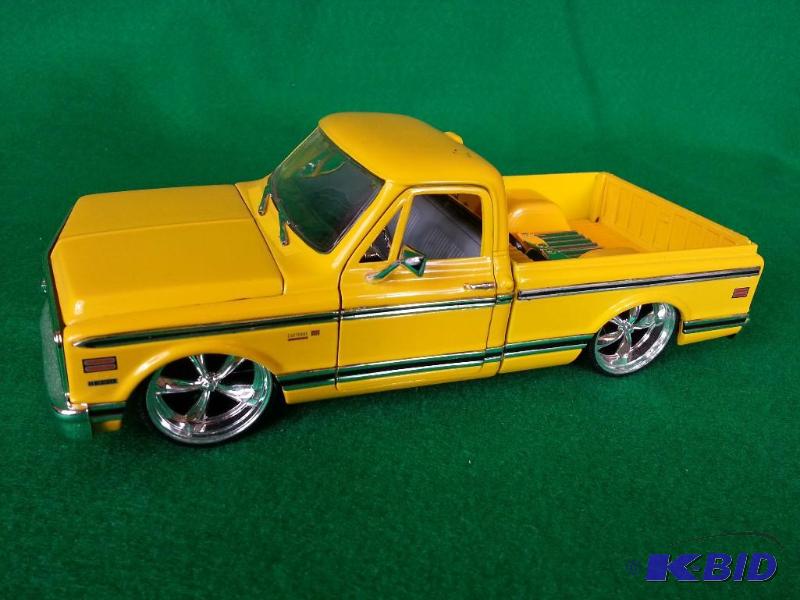 lot 66 image: Jada 1972 Chevrolet Chevy Cheyenne Pick-up Truck 124 Scale