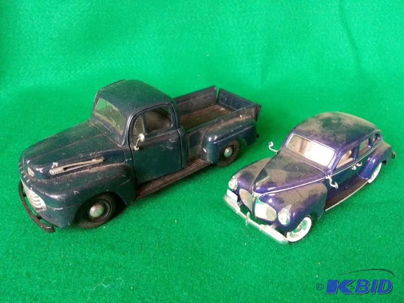 lot 73 image: Lot of (2) Maisto 1948 Ford Pick-up & Signature 1941 Plymouth