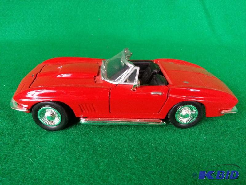 lot 75 image: 1967 Corvette Convertible 124 Scale