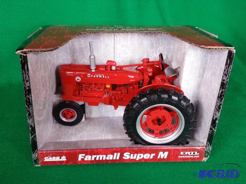 lot 10 image: Ertl Case McCormick Farmall Super M Tractor 116 Scale