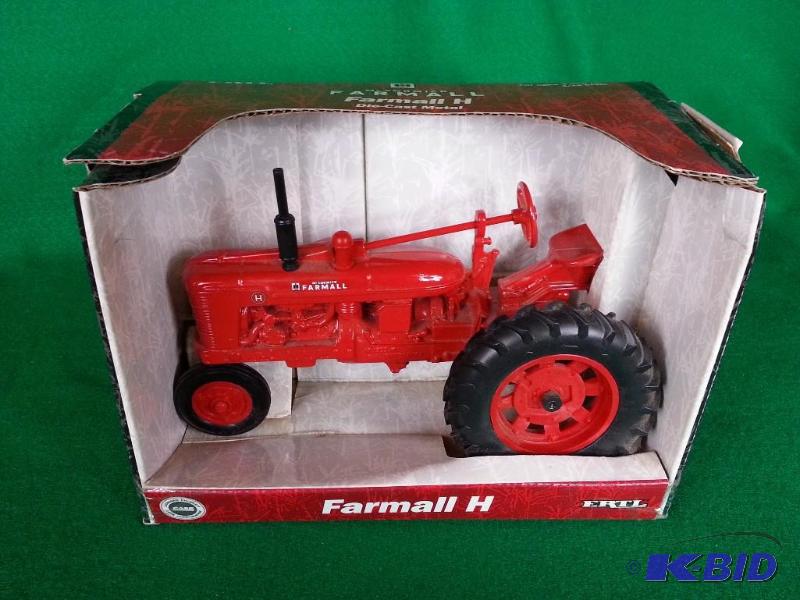 lot 11 image: Ertl Case McCormick Farmall H Tractor 116 Scale