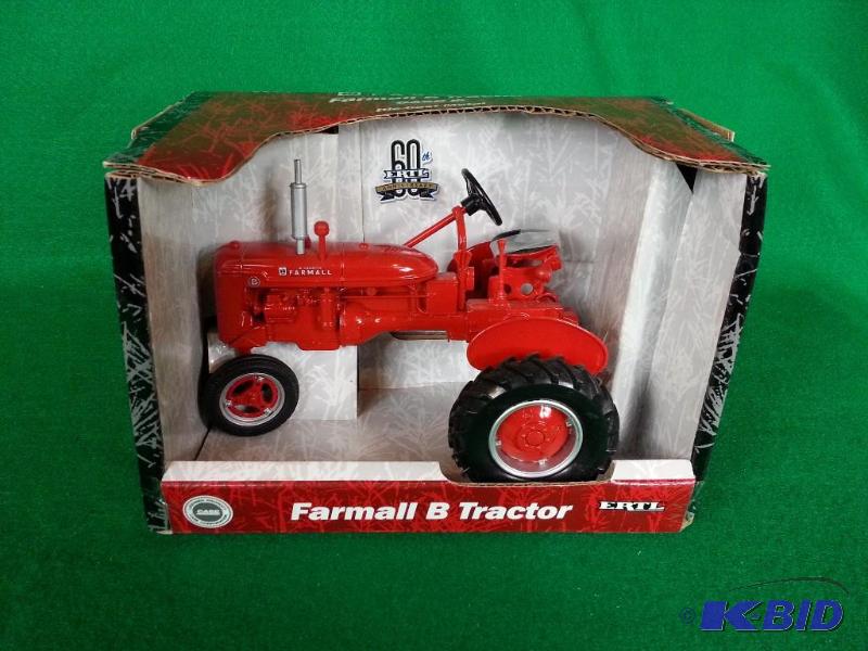 lot 12 image: Ertl Case McCormick Farmall B Tractor 116 Scale