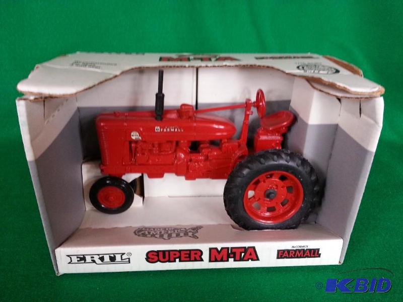 lot 13 image: Ertl Case McCormick Farmall Super M-TA Tractor 116 Scale