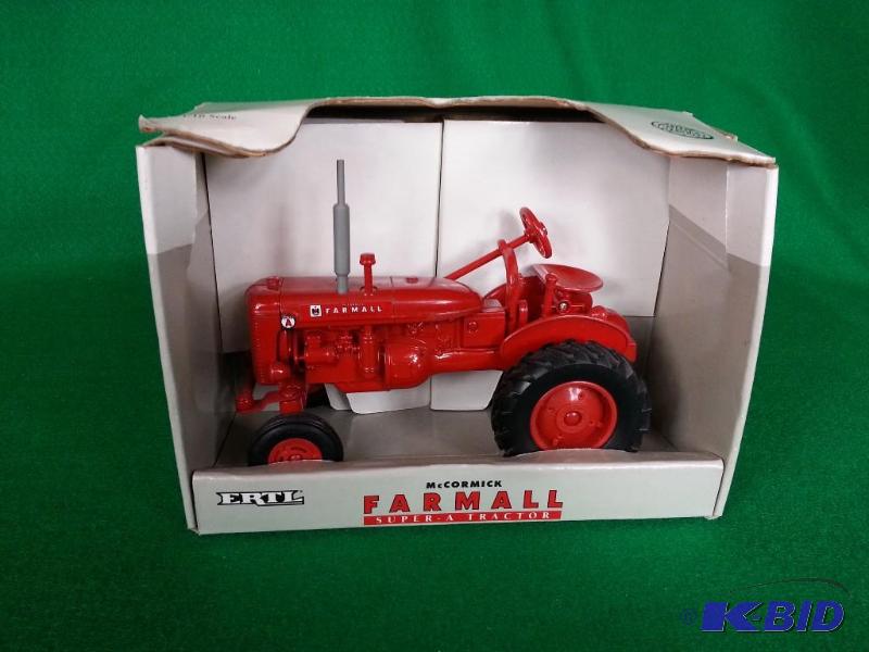 lot 15 image: Ertl Case McCormick Farmall Super A Tractor 116 Scale