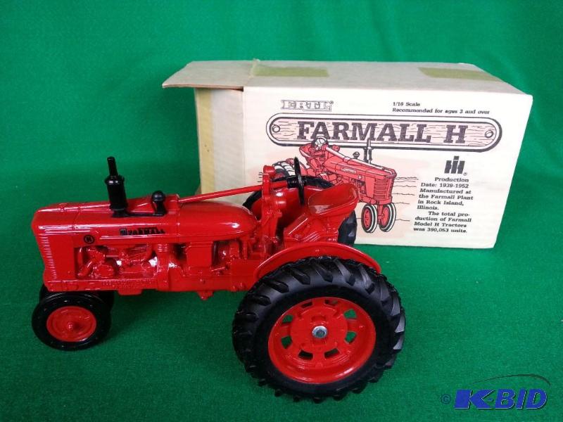 lot 16 image: Ertl Case McCormick Farmall H Tractor 116 Scale