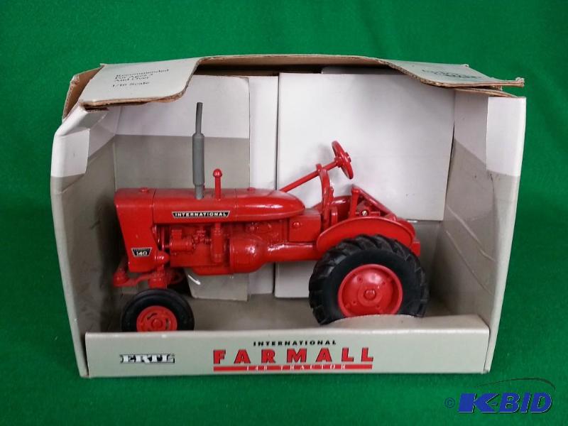 lot 17 image: Ertl International Farmall 140 Tractor 116