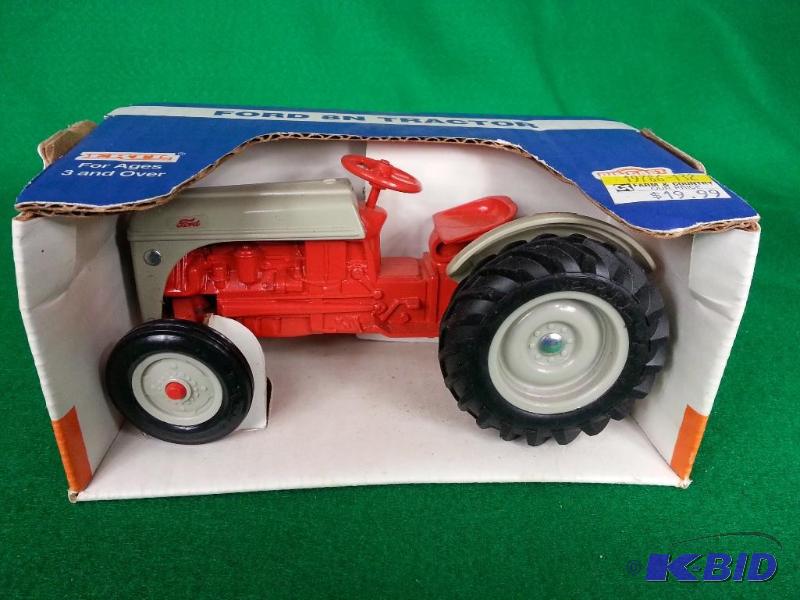 lot 18 image: Ertl Ford 8N Tractor 116 Scale