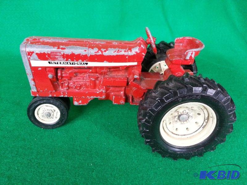 lot 23 image: Vintage Ertl International Tractor 116 Scale