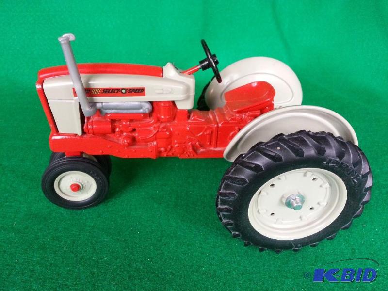 lot 24 image: Ertl Ford 901 Select-O-Speed Tractor 116 Scale