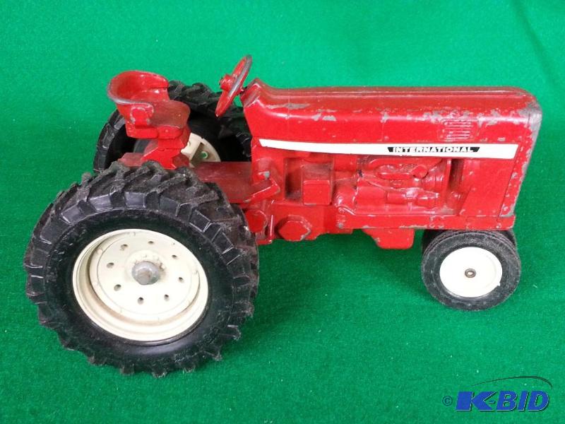lot 25 image: Vintage Ertl International Tractor 116 Scale
