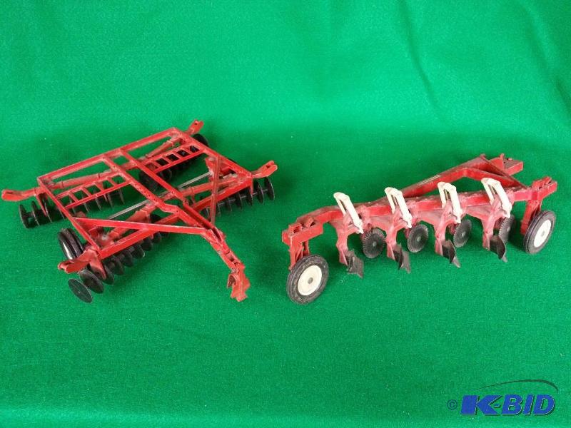 lot 26 image: Vintage Ertl International Farm Implements 116 Scale