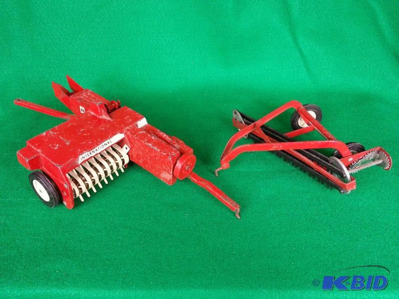 lot 27 image: Vintage Ertl International Farm Implements 116 Scale
