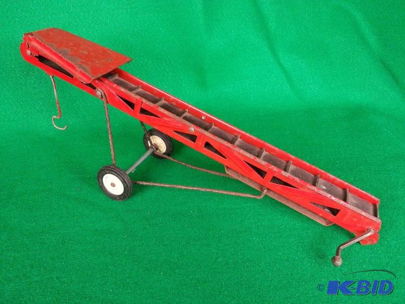lot 28 image: Vintage Elevator Farm Implement 116 Scale