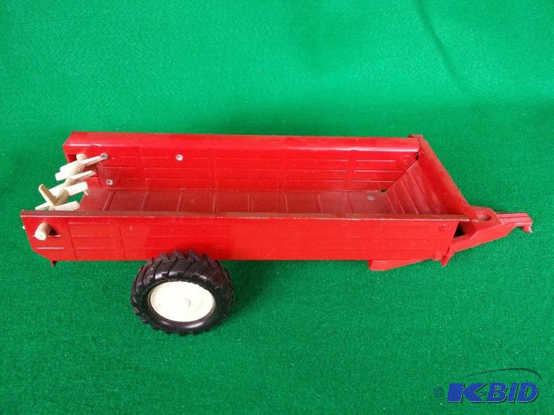 lot 29 image: Ertl Manure Spreader 116 Scale