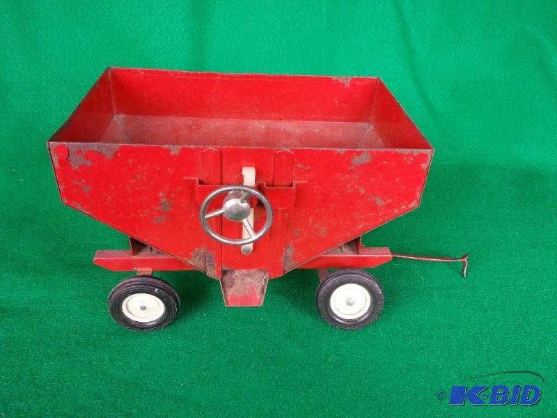lot 30 image: Vintage Gravity Feed Wagon 116 Scale