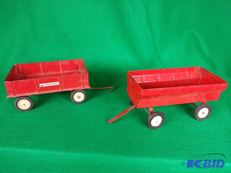 lot 33 image: Lot of (2) Vintage Ertl International Tractor Wagons 116 Scale