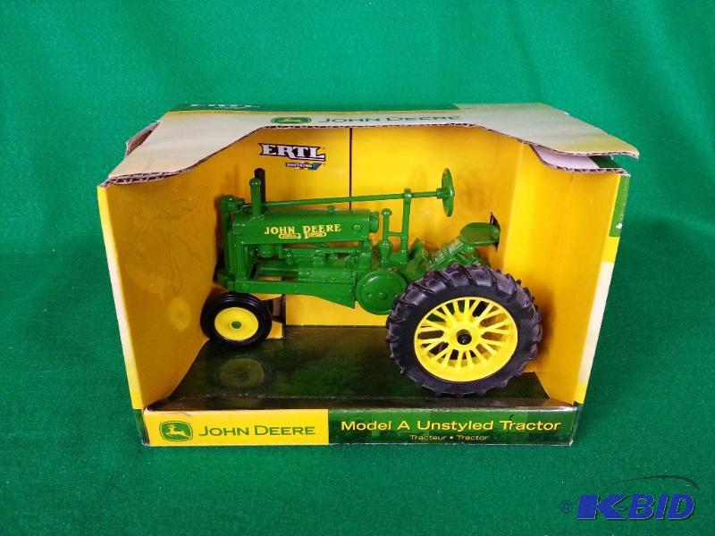lot 36 image: Ertl John Deere Model A Unstyled Tractor 116 Scale