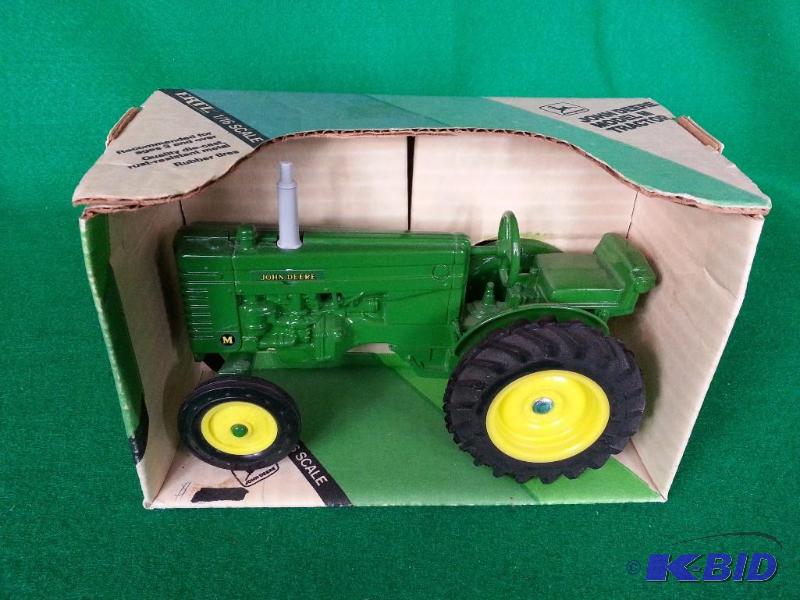 lot 39 image: Ertl John Deere Model M Tractor 116 Scale