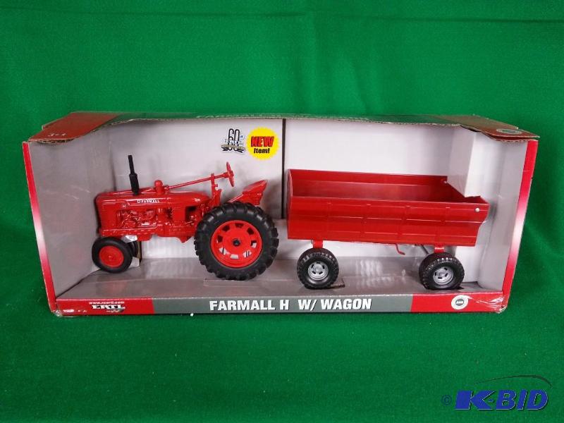 lot 4 image: Ertl Case McCormick Farmall H Tractor w Wagon 116 Scale