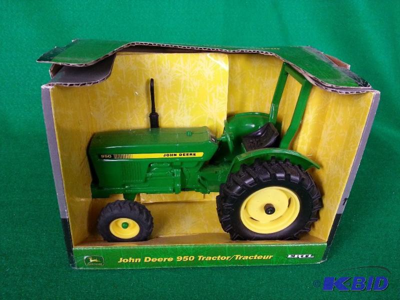 lot 40 image: Ertl John Deere 950 Tractor 116 Scale