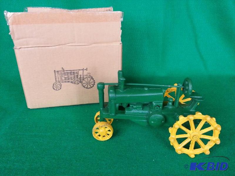 lot 43 image: Cast Iron John Deere Old Time Tractor 116 Scale